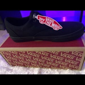 BRAND NEW Women’s Doheny black Vans